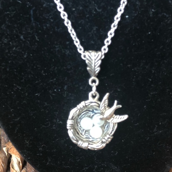 Jewelry - Adorable silvertone bird&nest faux pearl  necklace